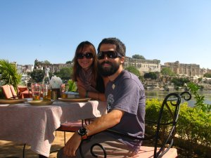 En Udaipur nos fuimos de ricos a tomarnos una cerveza a un hotel muy bello al frente del lago que es la principal atraccion del lugar