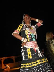 Chica bailarina en el hotel en Jhodpur