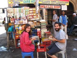 Comiendonos un delicioso omellete en pleno centro de Jhodpur en una famosisima "hueveria" o "huevonada". Repetimos esa misma tarde de lo bueno que estuvo, no solo el huevo sino el lugar.. pasaba de todo al lado nuestro