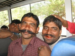 En la India muchos hombres se la pasan mascando una epsecie de tabaco rojo que les encanta escupir!! y el cual les deja la boca y los dientes todos manchados . Para la muestra un boton: este par de sementales.