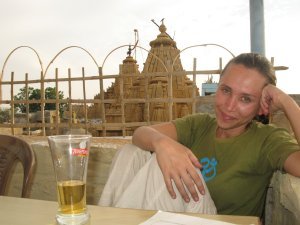 En Jaisalmer. Aca en la terraza de nuestro hotel tomando Kingfisher. Despues de Pushkar salimos con unas maletas enormes. Mateo estaba cargando en total 40 Kilos y yo 32, esta cerveza fue la recompensa a mas de 5 cuadras cargando en subida!