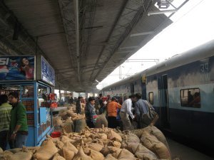 Estacion de tren en Agra, sin duda alguna la ciudad mas fea de la India !