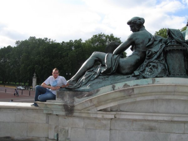 Statue at Buckingham