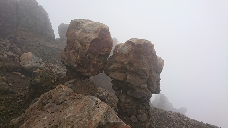 Tongariro Crossing - kissing rocks