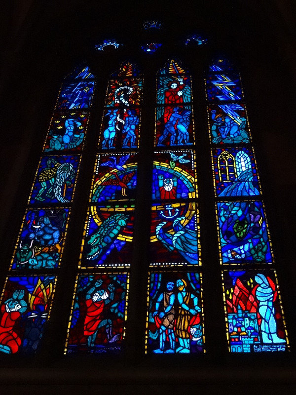 berühmte Glasfenster in Skara im Dom