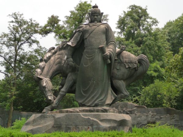 Wuhan Statue
