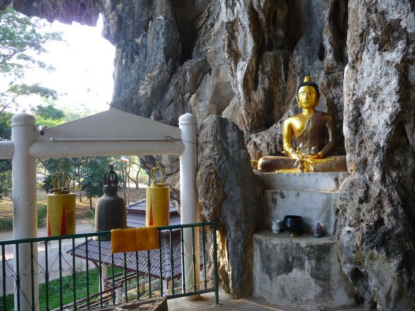 Wat Tham Phra 