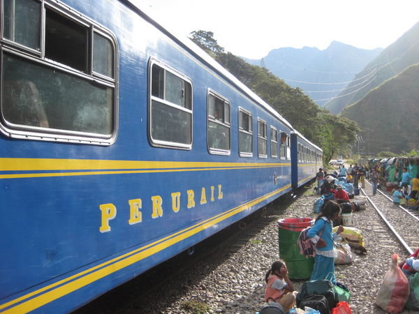 warten auf den Zug in Richtung Machu Picchu