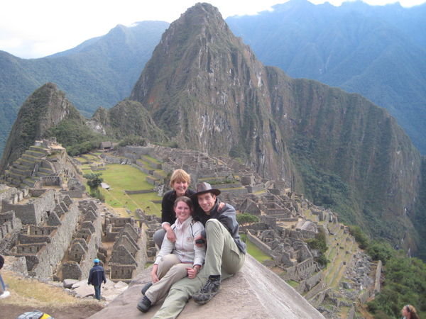 Indi5 erklimmen die Stadt von Machu Picchu