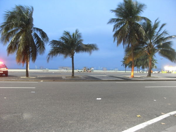Die Strandpromenade der Copacabana bei Daemmerung