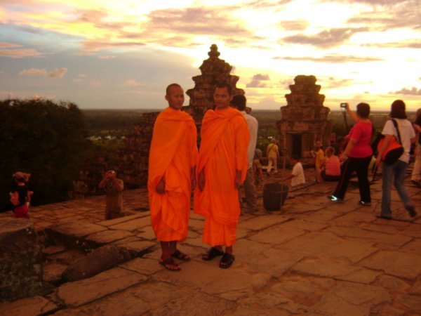 Monks on Bakheng mountain for the sunset