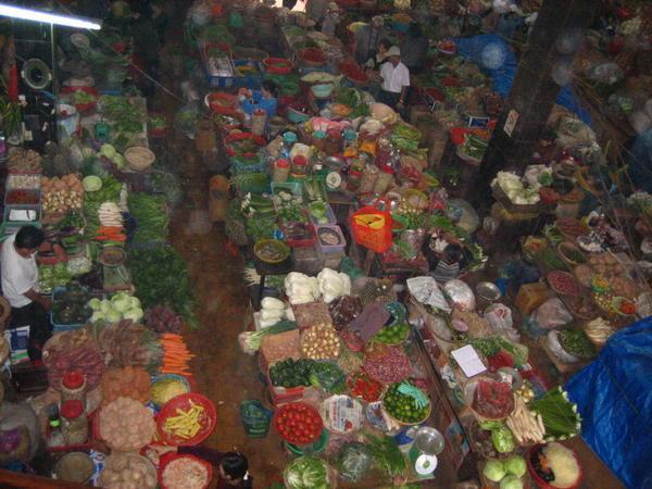 the DaLat fruit and veggie market... complete with rats!