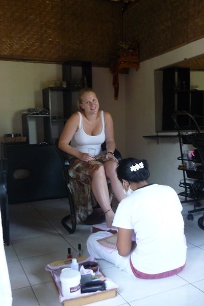 Kim getting her pedicure
