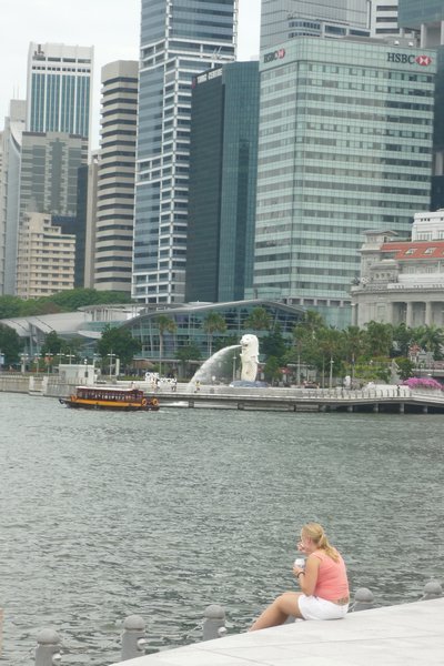 Kim and the Merlion statue