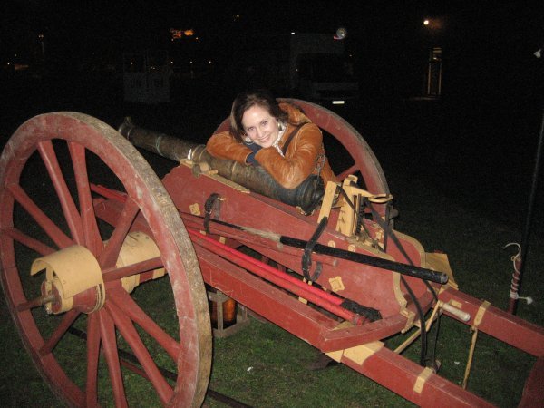 Eline posing with the cannon