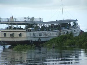 plant boat on Ton Le Sap--the seasonal lake