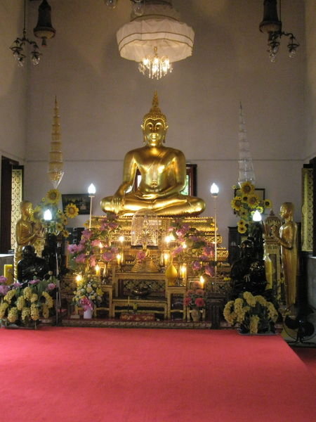 Wat Parinayok (Lucky Buddha)