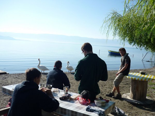 Camping improvisé sur les rives du lac d Ohrid en Macédoine