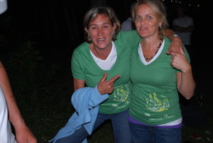 Chantal et Josée avec leur nouveau T-shirt d'Énergie Cardio