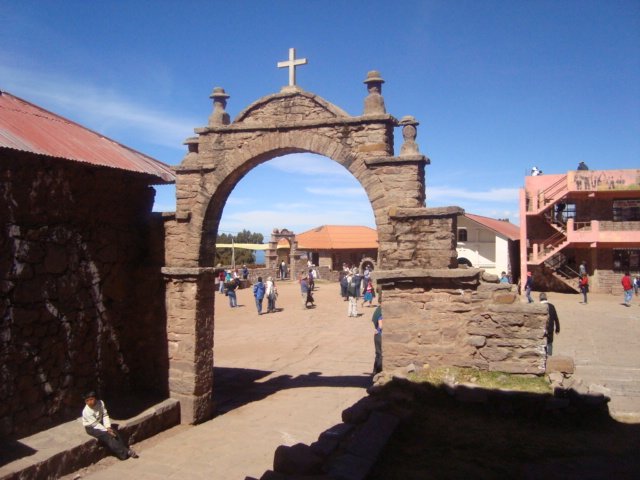 Taquile Arch.