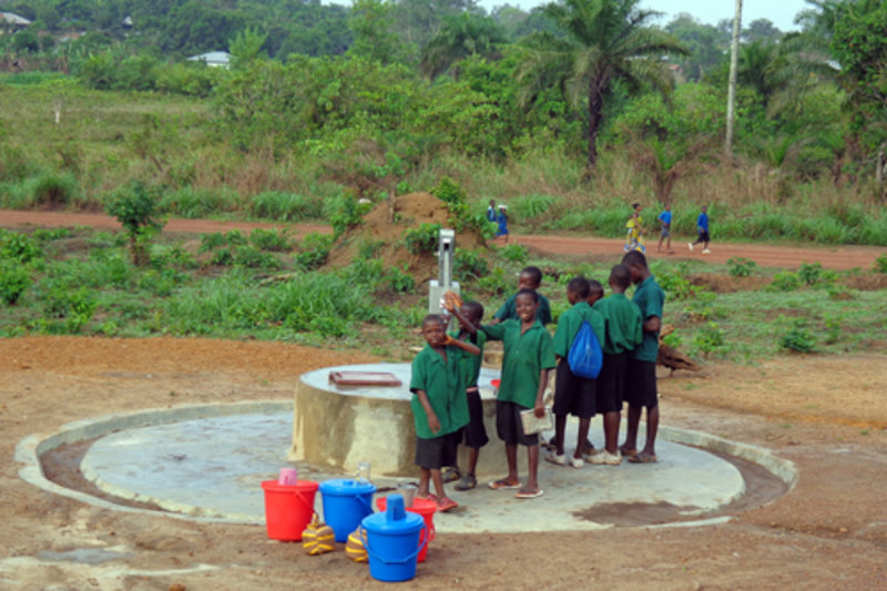 Students in Zimmi fetching water for their classmates