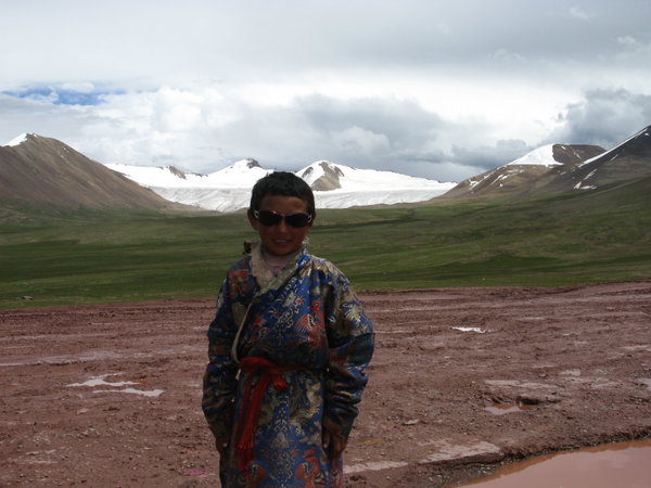 Tibetan kid who lives at the high pass