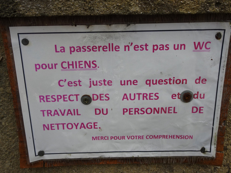 Sign on a pedestrian bridge across the Garonne