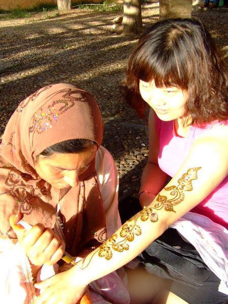 Soo Young se faisant tatouer au henné