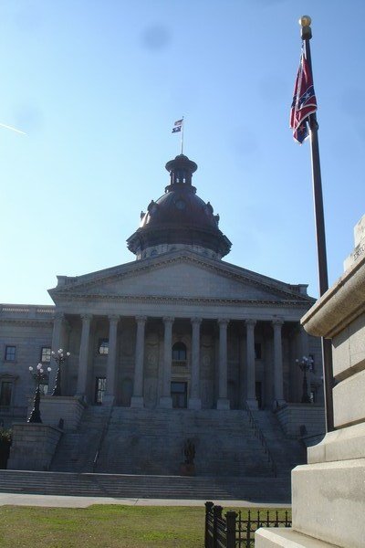 Confederacy flag in front of State Capitol
