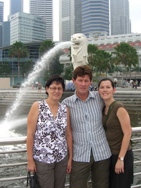Wir waren da - Familienbande vorm Wahrzeichen von Singapore