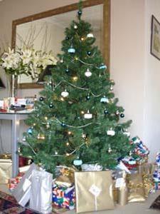 The twinkling tree laden with pressies