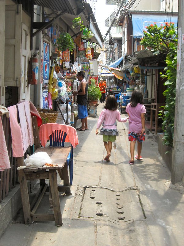 Locals alleyways (where you find the best street food and the friendliest people), Bangkok