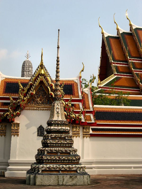 Bright colours and Thai architecture, Wat Pho, Bangkok