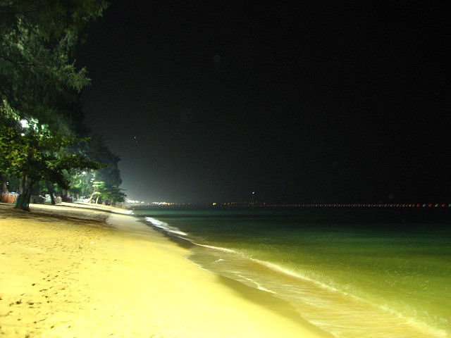The beautiful stillness of Jomtein Beach by night!