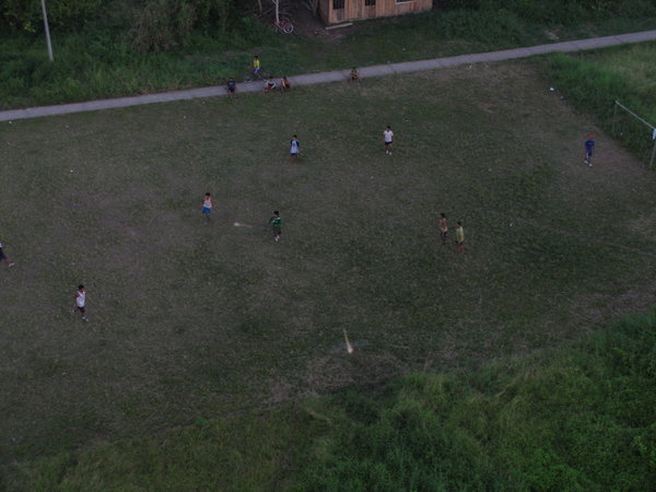Guys Playing Soccer in Grau
