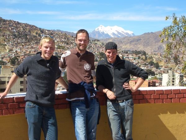 Los Hermanos ueber den Daechern von La Paz