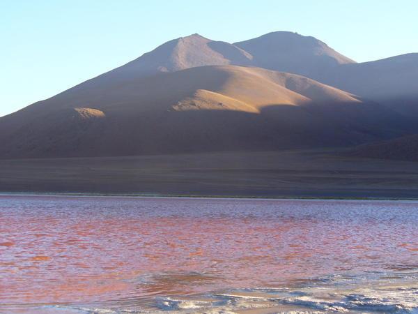 Des algues donnent cette couleur rouge au lac