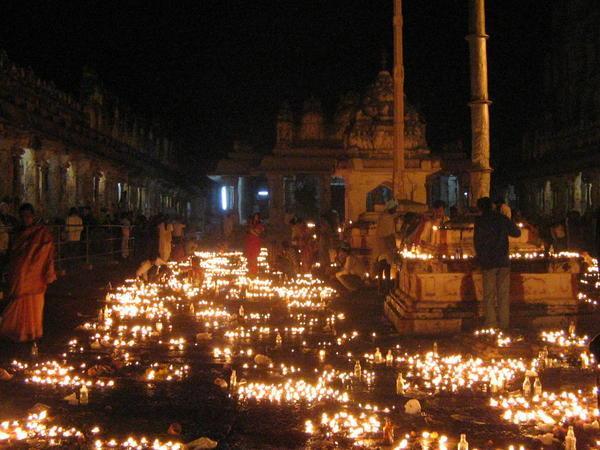 Il tempio si riempie di candele