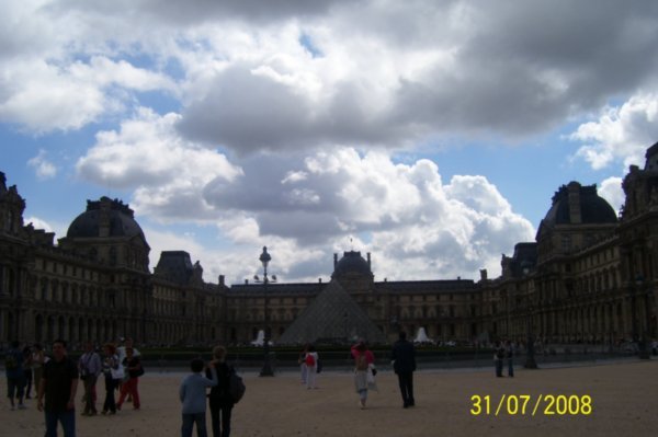 Louvre quadrangle - web