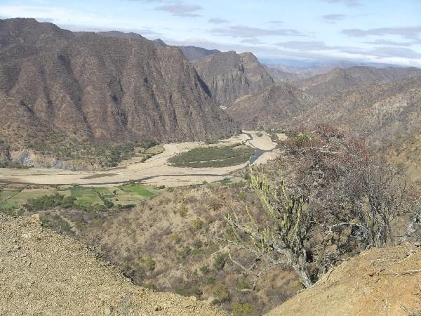 Road between Sucre and Cochabamba