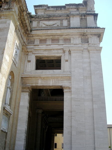 View of the right side of façade