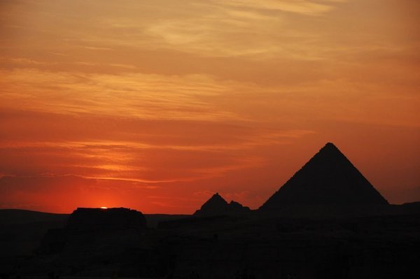 Notre premiere vue des pyramides au coucher du soleil!