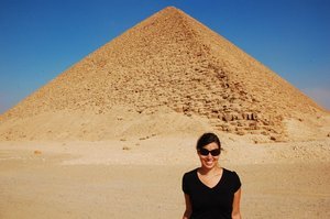 Kim devant la pyramide rouge de Dachour