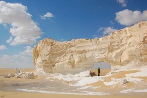 Le rocher percé flottant sur une mer de sable