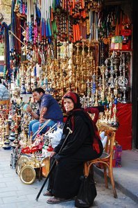 Vieille dame égyptienne devant un marchand de chichas