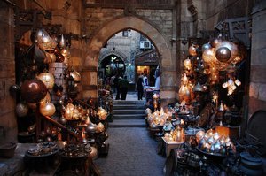 Marchands de lampes somptueuses dans les ruelles du Khan El-Khalili