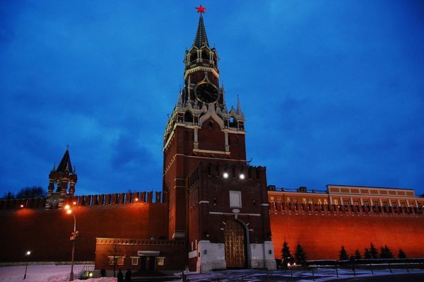 A l'ouest, la muraille du Kremlin