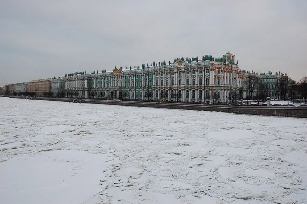 L'Ermitage sur les rives de la Neva