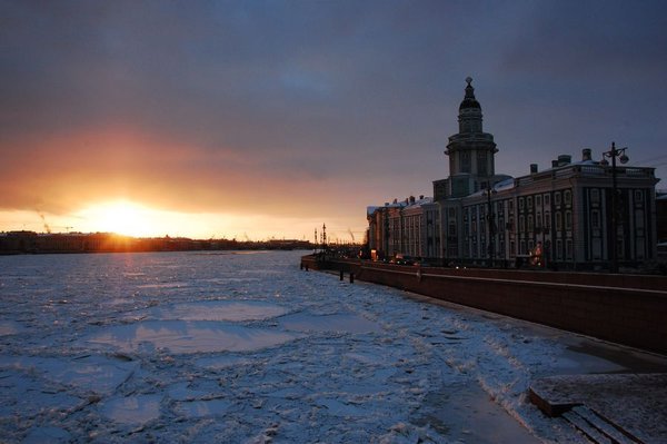 Le soleil se couche sur la rivière Neva