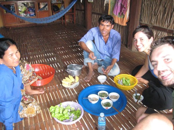 A table devant ce qui devait etre notre cours de cuisine khmere